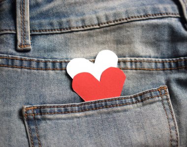 Ceplerinde iki kalp olan mavi kot pantolon..