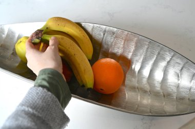 Mutfak tezgahında meyve kasesi..