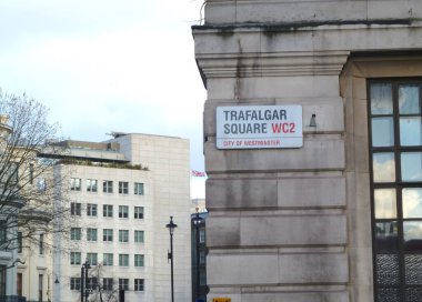 Trafalgar Meydanı 'ndaki Westminster şehrinde sokak tabelasına sahip Londra binaları..
