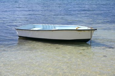 Güneşli bir günde açık deniz suyunda beyaz tekne.