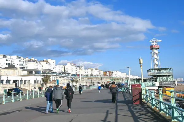 Brighton gezinti güvertesinde yürüyen gençler.