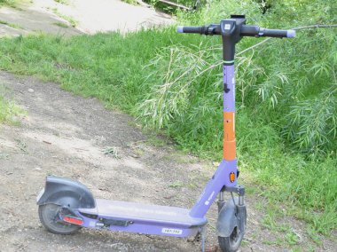  Parkta elektrikli scooter..
