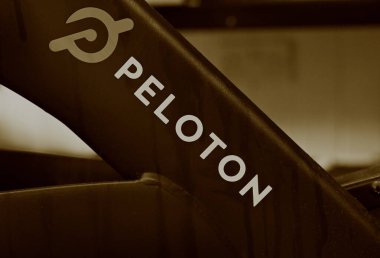Peloton bisikletinin spor salonundaki yakın çekimi, sepya resmi.