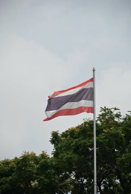 Tayland bayrağı ve gökyüzü.