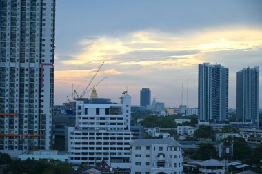  Bangkok yükselen binalar ve günbatımı gökyüzü.