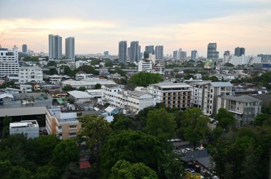  Bangkok yükselen binalar ve günbatımı gökyüzü.