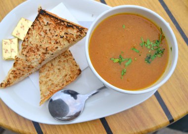  Kafede servis edilen tereyağlı balkabağı çorbası ve kızarmış ekmek..