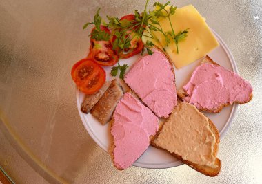 Bir tabakta sunulmuş, muzip ve taramasalata soslu sandviçler..