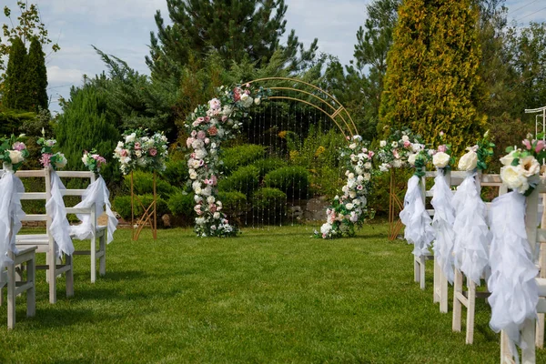 Ett Bröllop Båge Många Blommor Grön Gräsmatta Park Mot Bakgrund — Stockfoto