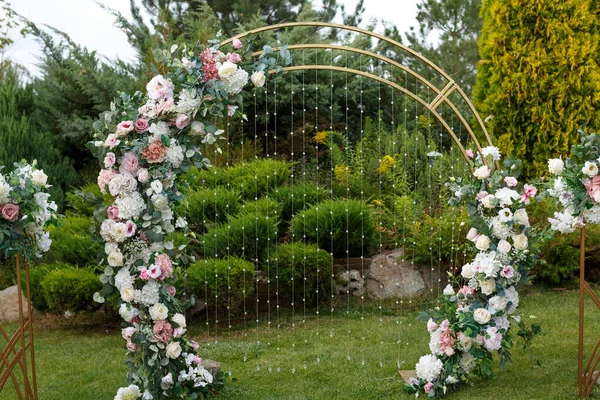 Arc Nuntă Multe Flori Gazon Verde Într Parc Fundalul Tufișurilor — Fotografie, imagine de stoc