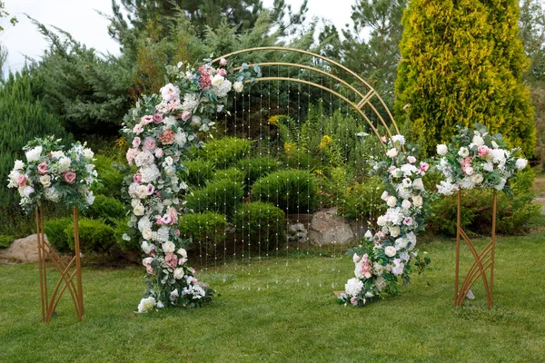 Bröllopsbåge Med Många Blommor Grön Gräsmatta Park Mot Bakgrund Barrbuskar — Stockfoto