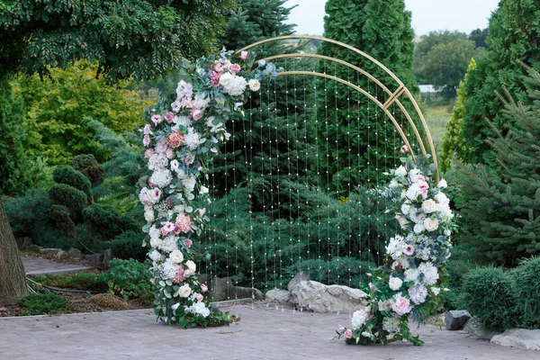 Hochzeitsbogen Mit Vielen Blumen Park Vor Der Kulisse Von Nadelsträuchern — Stockfoto