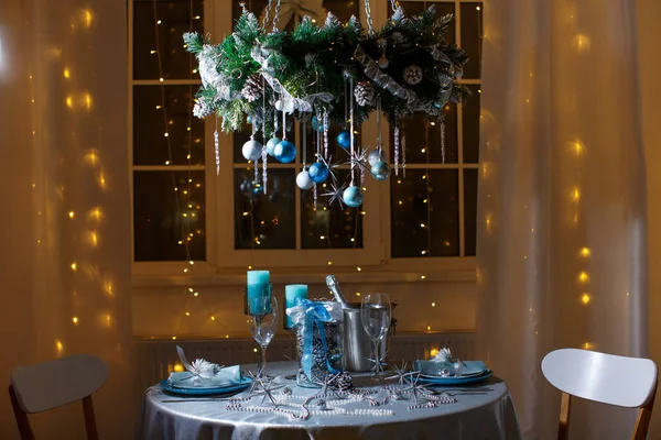 Ett Julbord För Två Med Ljus Glasögon Flaska Mousserande Vin — Stockfoto