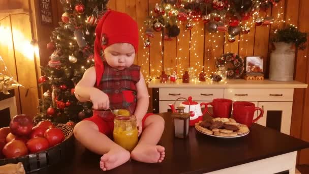 Netter Junge Coolen Rot Karierten Anzug Mit Nackten Füßen Sitzt — Stockvideo