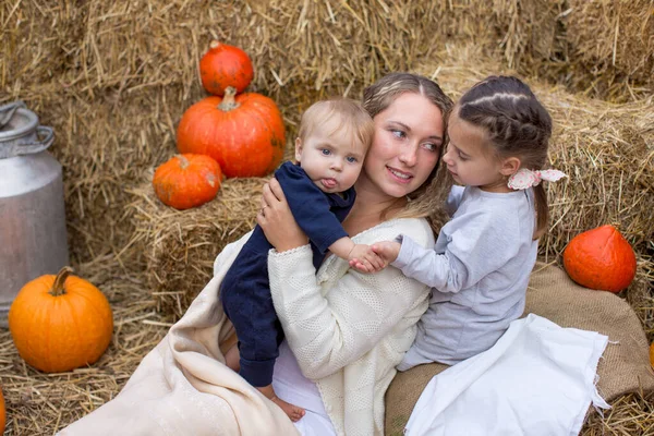 Uma Jovem Família Mãe Filha Menino Estão Sentados Felizes Serapilheira — Fotografia de Stock