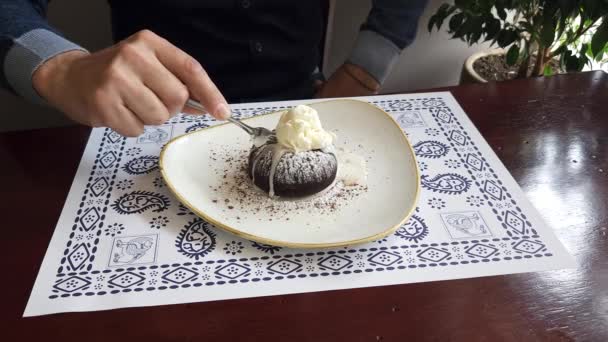 Egy Finom Csokoládé Fondant Vagdosása Vaníliás Jégkrémmel Villával Férfi Kézzel — Stock videók