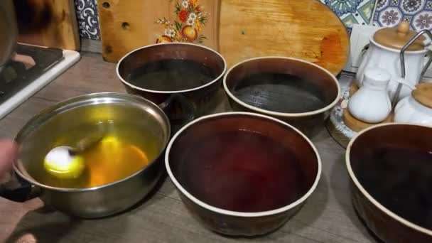 Schilderen Kip Paaseieren Onderdompelen Water Met Veelkleurige Kleurstoffen Het Koken — Stockvideo