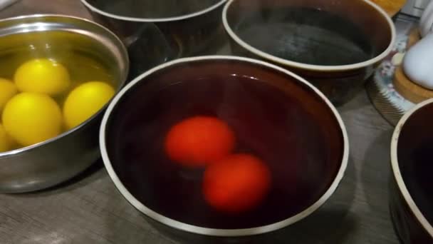 Malowanie Jaj Wielkanocnych Kurczaka Zanurzanie Się Wodzie Barwnikami Wielobarwnymi Zagotowaniu — Wideo stockowe