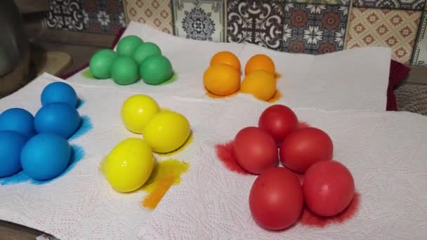 复活节彩绘不同颜色的鸡蛋 把鸡蛋倒在纸巾上晾干 — 图库视频影像