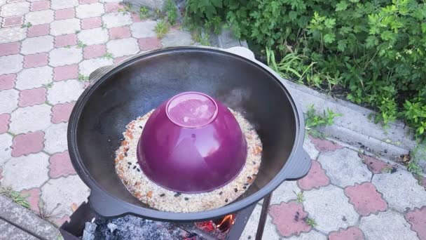 Koken Oezbeekse Pilaf Stoomrijstlaser Een Gietijzeren Ketel Grill Onder Een — Stockvideo
