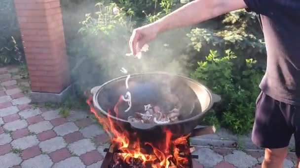 Μαγειρεύω Ούζμπεκ Πιλάφ Προσθέτοντας Κρεμμύδια Στο Ψητό Κρέας Ένα Καζάνι — Αρχείο Βίντεο