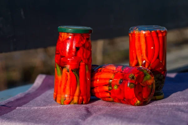 Drie Potten Ingeblikte Groene Rode Paprika Appelciderazijn Staan Een Bankje — Stockfoto