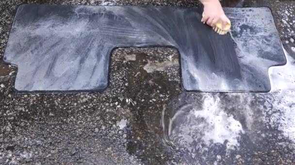 Πλένει Ένα Χαλί Αυτοκινήτου Ένα Πινέλο Και Απορρυπαντικό — Αρχείο Βίντεο