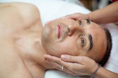 Erkek için cerrahi olmayan yüz gerdirme - İtalyan masaj salonu