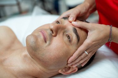 Erkek için cerrahi olmayan yüz gerdirme - İtalyan masaj salonu