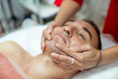 Erkek için cerrahi olmayan yüz gerdirme - İtalyan masaj salonu