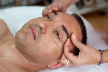 Erkek için cerrahi olmayan yüz gerdirme - İtalyan masaj salonu