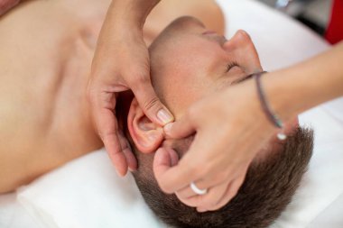 Erkek için cerrahi olmayan yüz gerdirme - İtalyan masaj salonu