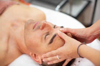 Erkek için cerrahi olmayan yüz gerdirme - İtalyan masaj salonu