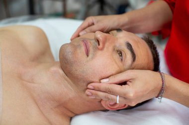 Erkek için cerrahi olmayan yüz gerdirme - İtalyan masaj salonu