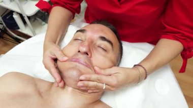 Erkek için cerrahi olmayan yüz gerdirme - İtalyan masaj salonu