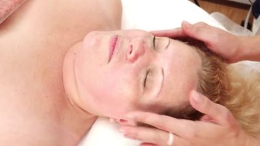 Cerrahi olmayan bir kadının yüzünü gerdirme - İtalyan masaj salonu