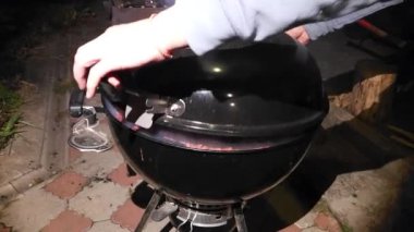 Etkisi kömür ızgarasının kapağının altından çıkan dumandır. Sigara içmek, dolaylı sıcakta et pişirmek.