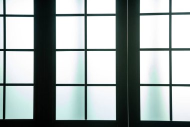 Arkaplan - arka planda koyu çerçeveli buzlu pencereler