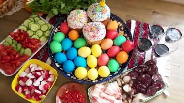 Paskalya Bayramı - Paskalya pastası, sosis, renkli yumurta, domuz yağı, kesilmiş sebzeler ve havluyla Ukrayna havlusuna sarılmış Cahors.
