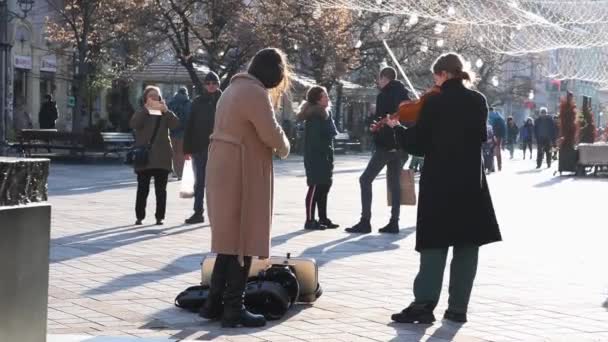 2022年10月23日 美国纽约 街头音乐家在城市广场上表演音乐 两名年轻的白人妇女在公园里演奏小提琴古典音乐 背景色 — 图库视频影像