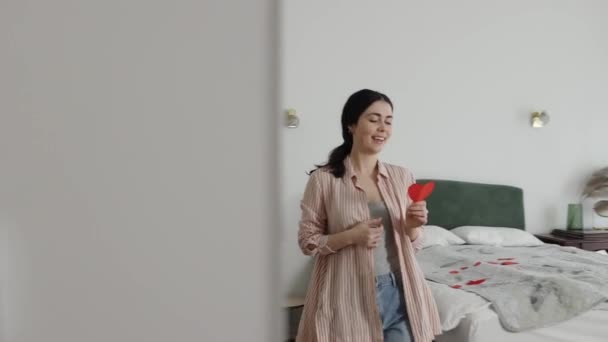 Portrait Happy Young Caucasian Woman Standing Mirror Received Valentine Card — Vídeos de Stock