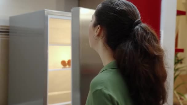 Молодая Белая Женщина Открывает Пустой Холодильник Записывает Список Продуктов Вид — стоковое видео