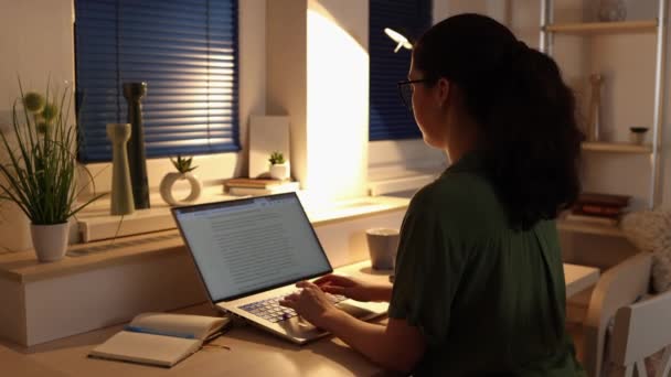 年轻的白人妇女在笔记本电脑上工作 从后面看远程工作和自由职业 — 图库视频影像