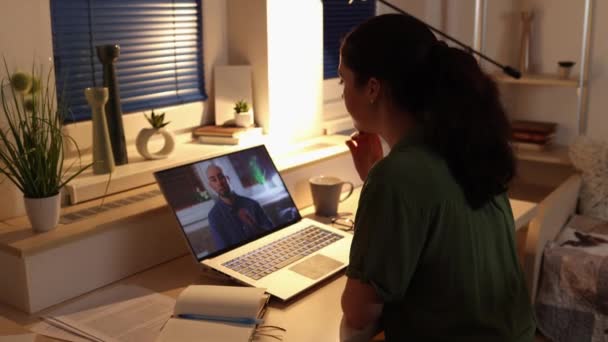 录象机 年轻的白人妇女在笔记本电脑上工作 从后面看远程工作和自由职业 — 图库视频影像
