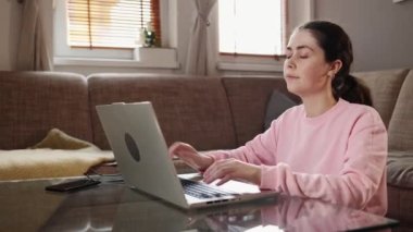 Serbest ve uzaktan kumandalı. Beyaz tenli güzel bir kadının portresi gözlüğü çıkarıp dizüstü bilgisayarda çalışıyor. Yan çekim. Öğrenim merkezde öğreniyor..