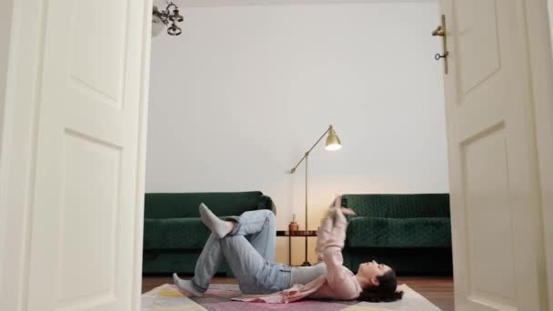 身穿休闲装的年轻白人女子躺在地板上 用手跳舞 侧视图 舞蹈训练和广告的概念 — 图库视频影像