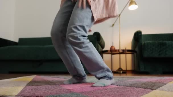 无法辨认的人在地毯上欢快地跳舞 腿的特写 低角度视图 党的家 — 图库视频影像