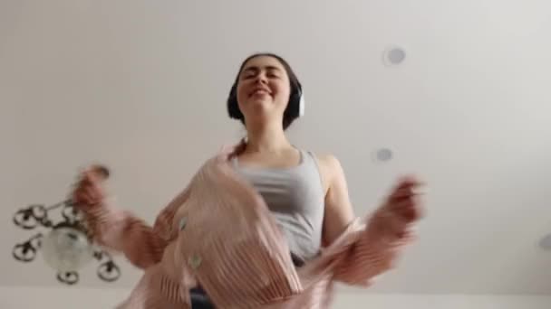Spodní Pohled Šťastnou Mladou Bělošku Sluchátkách Jak Zpívá Tancuje Dívá — Stock video