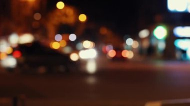 Geçmişi soyut ve bulanık şehir yolu trafiğiyle bulanık. Parlak ışıklar. Şehir hayatı.