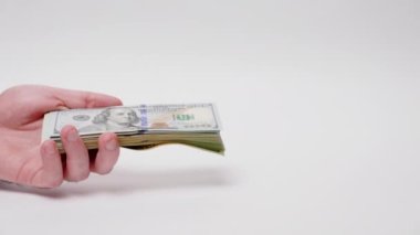 Adam yığınla para gösteriyor, ve kadın plastik kredi kartı gösteriyor. Eller ve para yakın plan. Çevrimiçi yatırım ve nakit ödeme kavramı.